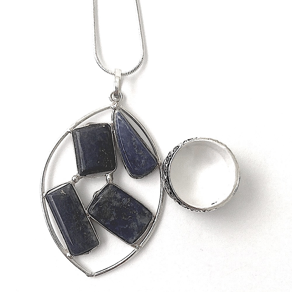 Beautiful 4 stone 1 1/2 in Lapis Lazuli pendant on a chain and spin ring size 6